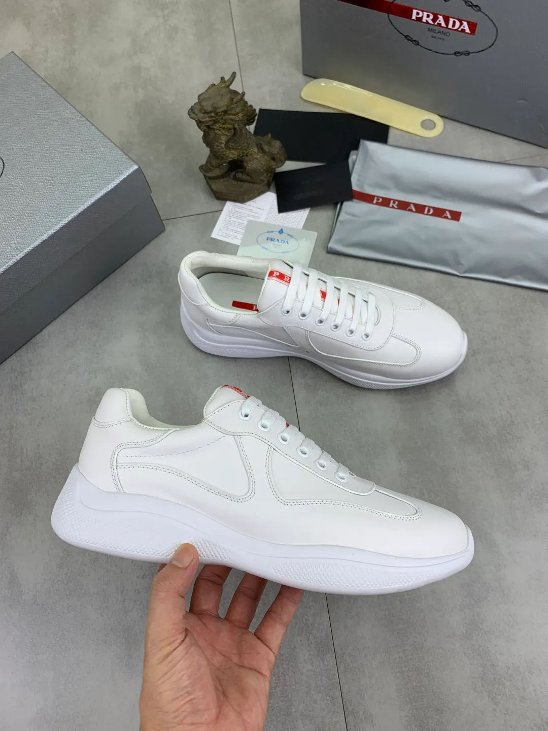 Men's Men's Shoes 💰P520 💰【New Style】 The latest model of high-quality PRADA classic men's shoes has been launched on the official website with a 1:1 replica, synchronized in Hong Kong counters, and on the same catwalk; all made of calfskin ➕Imported cowhide lining, 🍡🍡rubber The original outsole is 1:1 non-slip and wear-resistant; comfortable to wear, attractive in style, fine in workmanship, and equipped with a simple and neat shoe last, showing a man's boldness and toughness, 👍size 38 to 44 (45 can be customized) black White color🉑️choose